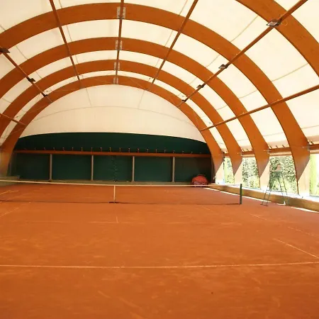 Holiday With Pool Tennis Court Parking